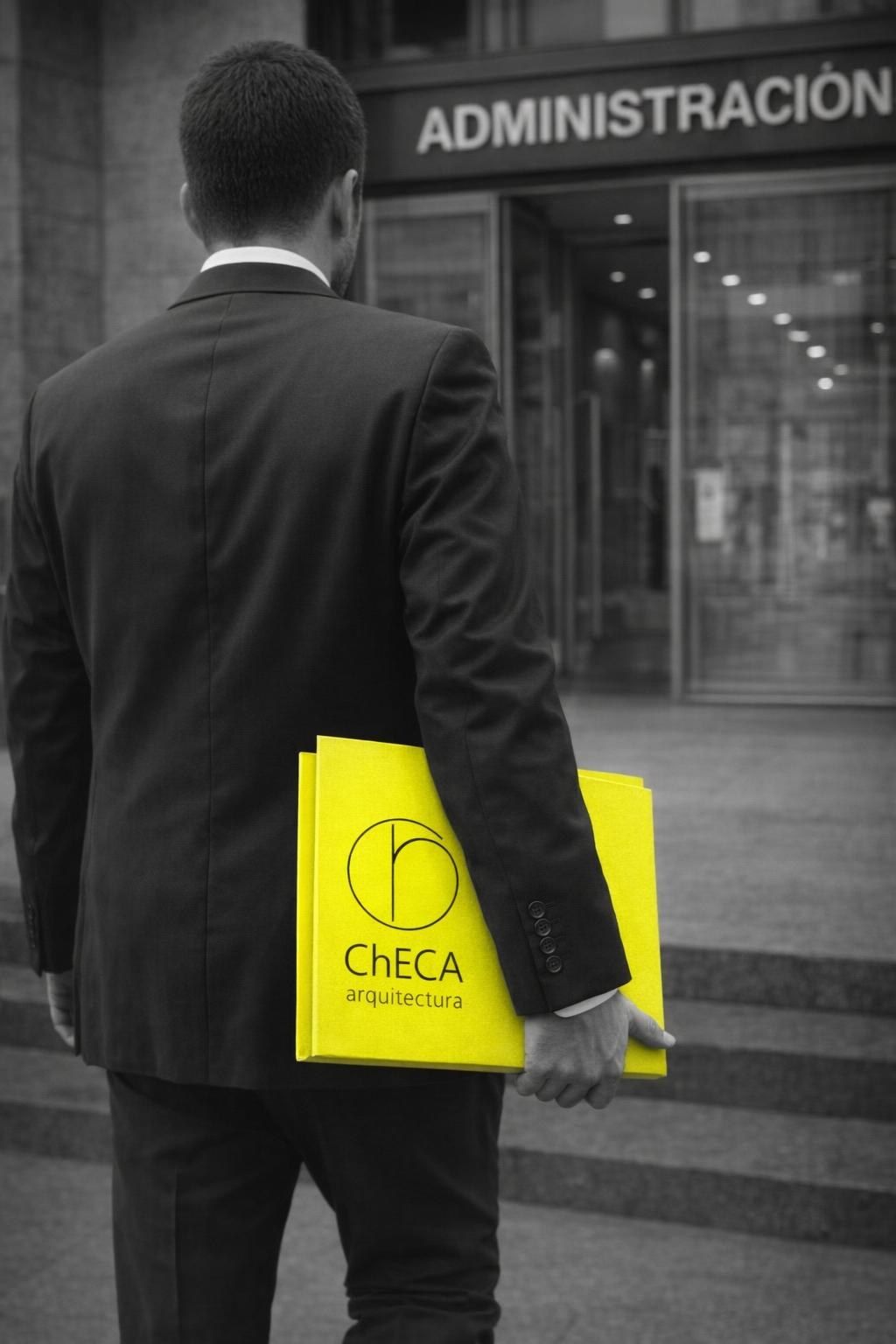 Javier Checa Quevedo entrando a un edificio administrativo
