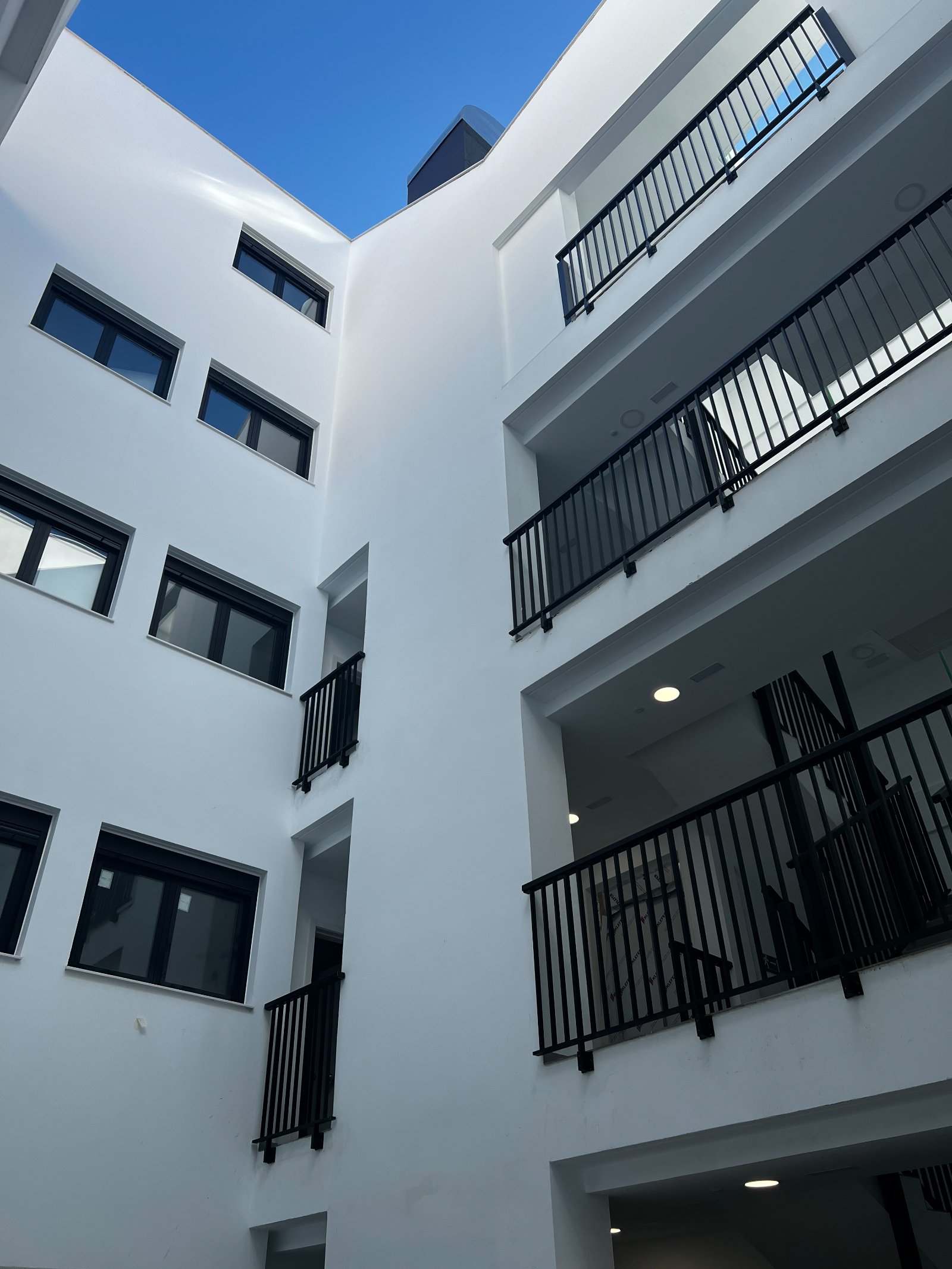 Patio interior con balcones