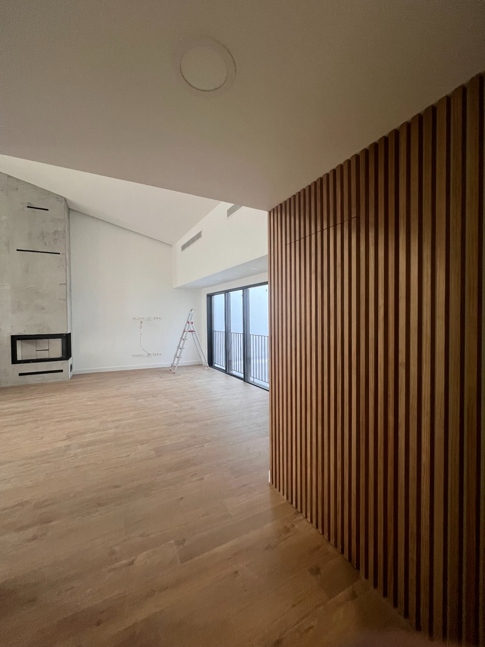 Estar con revestimiento de listones de madera