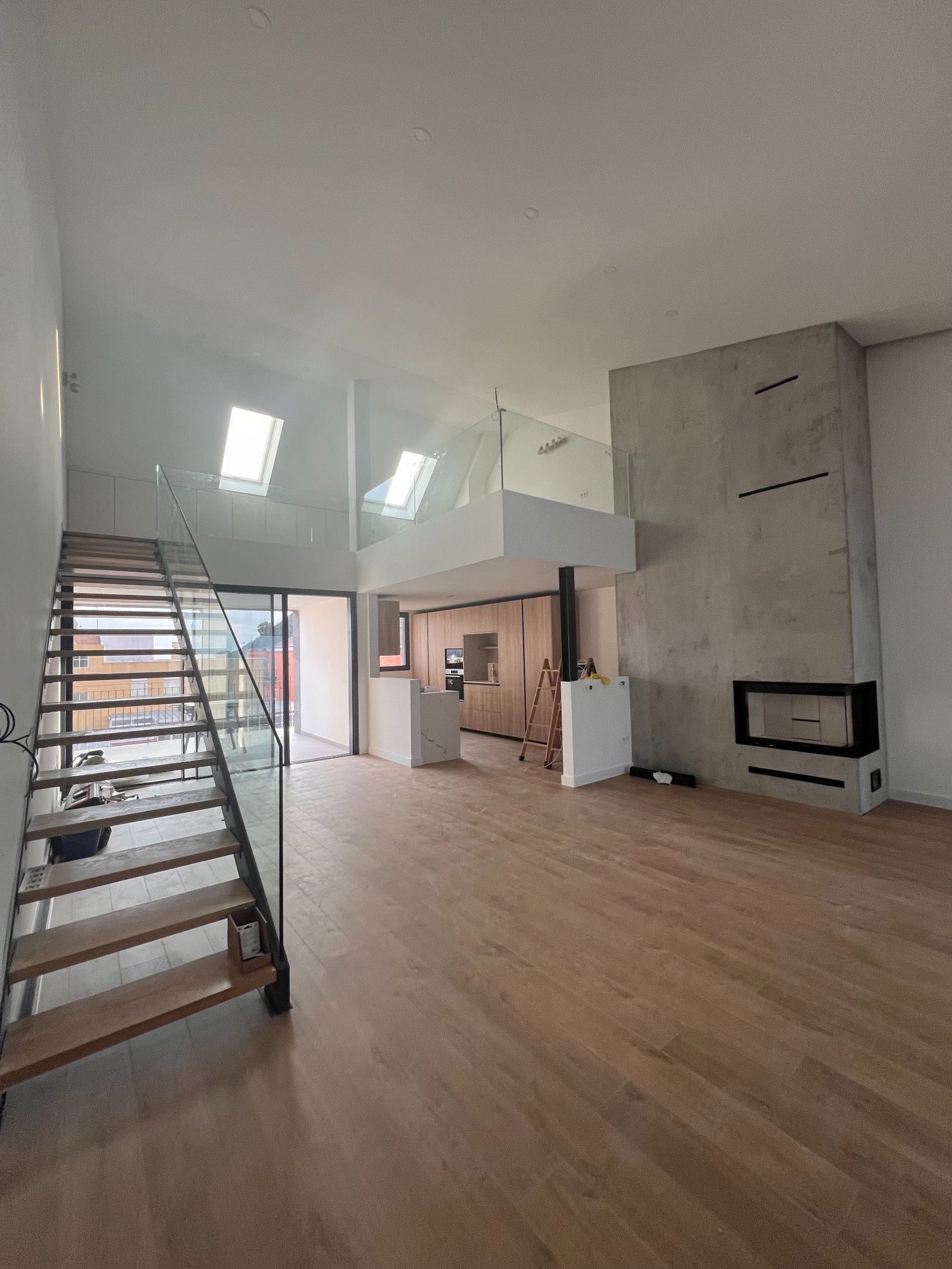 Salón a doble altura con escalera